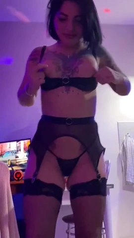 Щастливец получава невероятен свирка от талантливо момиче, показвайки най-добрите си орални умения в действие. Нейната техника го довежда до нови висоти на удоволствието с всяко движение.